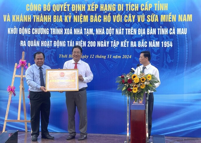 Ông Nguyễn Minh Luân, Phó Chủ tịch UBND tỉnh trao bằng công nhận xếp hạng Bia kỷ niệm Bác Hồ với cây vú sữa miền Nam là di tích lịch sử cấp tỉnh cho địa phương quản lý.