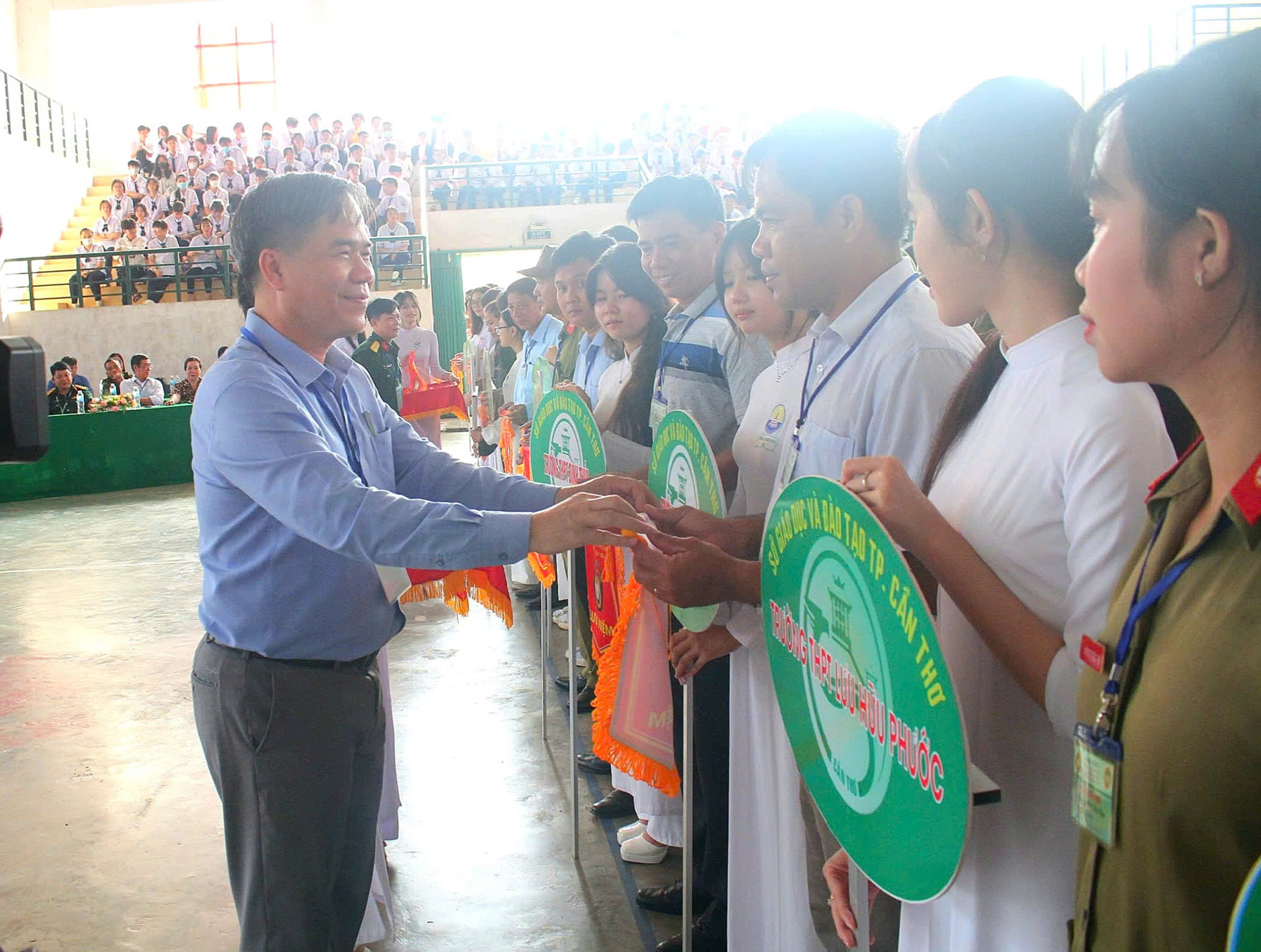 Ông Nguyễn Phúc Tăng - Phó Giám đốc Sở GD&ĐT TP. Cần Thơ trao tặng cờ lưu niệm cho các đoàn tham gia hội thao.