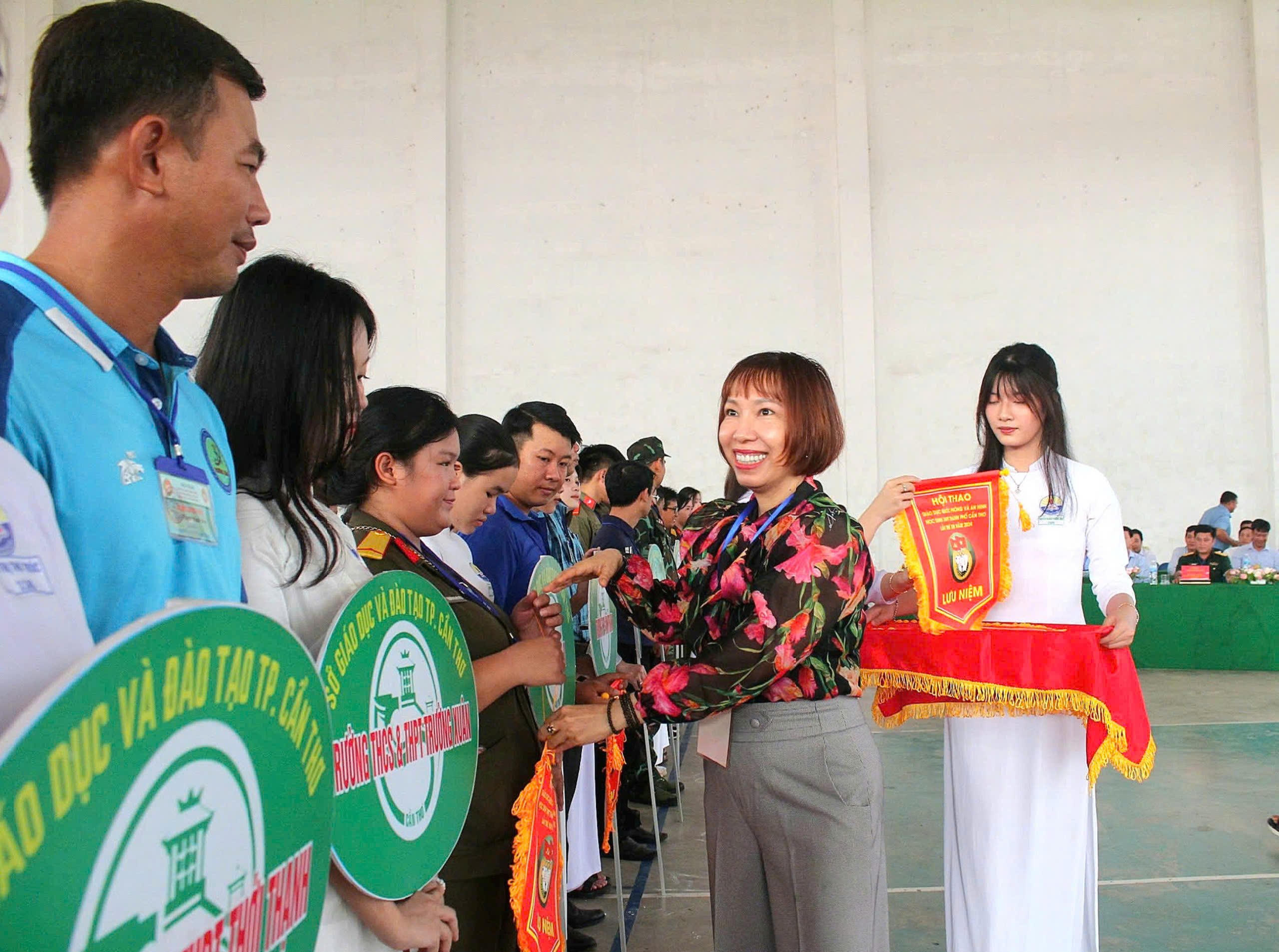 Bà Lê Thị Thùy Dung - Phó Giám đốc Sở GD-ĐT TP Cần Thơ trao tặng cờ lưu niệm cho các đoàn tham gia hội thao.