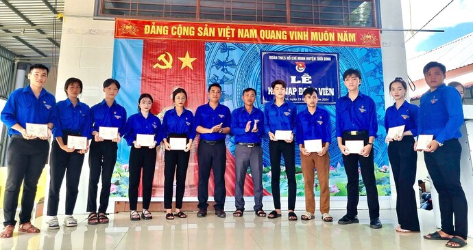 Nhân kỷ niệm 70 năm Sự kiện tập kết ra Bắc năm 1954, Ban Chấp hành Huyện đoàn Thới Bình tổ chức Lễ kết nạp đoàn viên tại công trình bờ kè ấp 6, xã Trí Phải cho 20 thanh niên ưu tú.