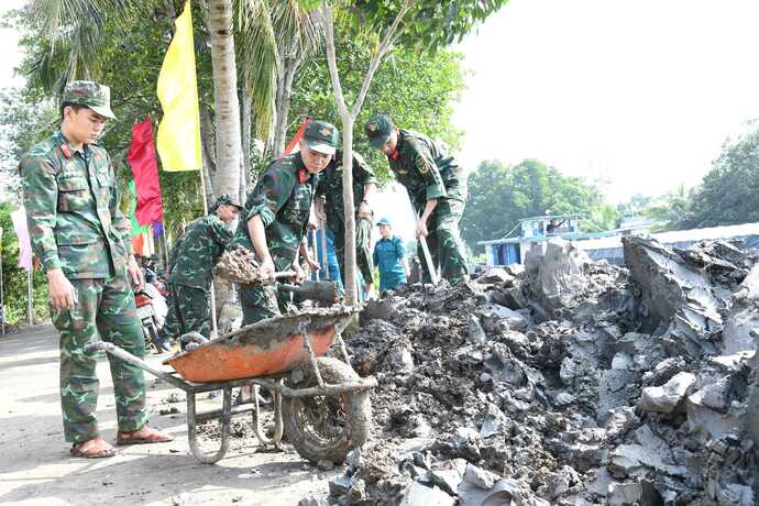 Đẩy đất đấp nền cho 5 căn nhà của người dân và đắp 1 nền mộ liệt sĩ.