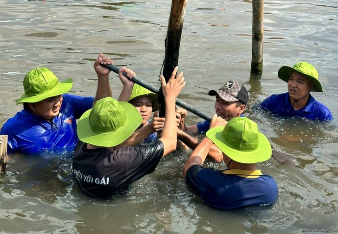 Tuổi trẻ Cà Mau làm bờ kè các tuyến kênh trên địa bàn 2 xã Trí Lực và Trí Phải, huyện Thới Bình.