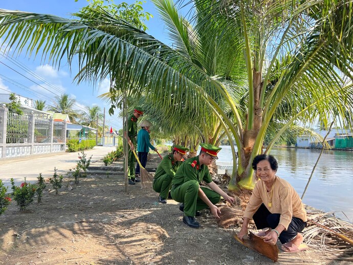 Tuổi trẻ Cà Mau dọn vệ sinh, phát quang bụi rậm, cắt tỉa cây kiểng, làm cỏ vườn các tuyến đường trên địa bàn 2 xã Trí Lực và Trí Phải, huyện Thới Bình.