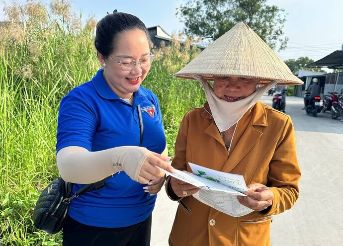 Tuổi trẻ Cà Mau phát tờ rơi, vận động người dân về việc phân loại rác thải từ nguồn, cách phân loại rác thải nguy hại trên địa bàn 2 xã Trí Lực và Trí Phải, huyện Thới Bình.