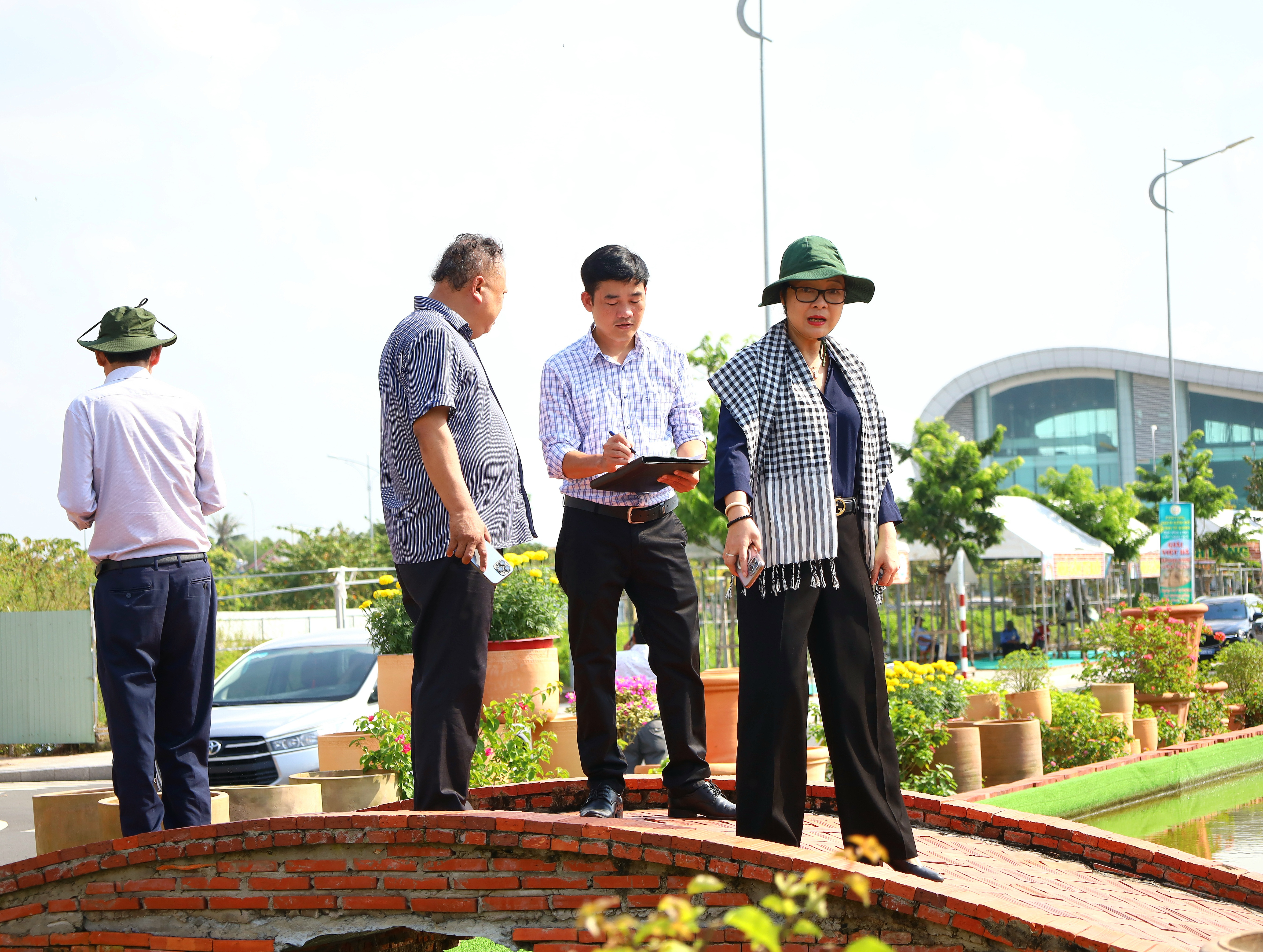 Bà Nguyễn Thị Quyên Thanh - Phó Chủ tịch UBND tỉnh Vĩnh Long kiểm tra, rà soát công tác tổ chức tại Con đường gốm đỏ và hoa xác lập kỷ lục dài nhất Việt Nam.