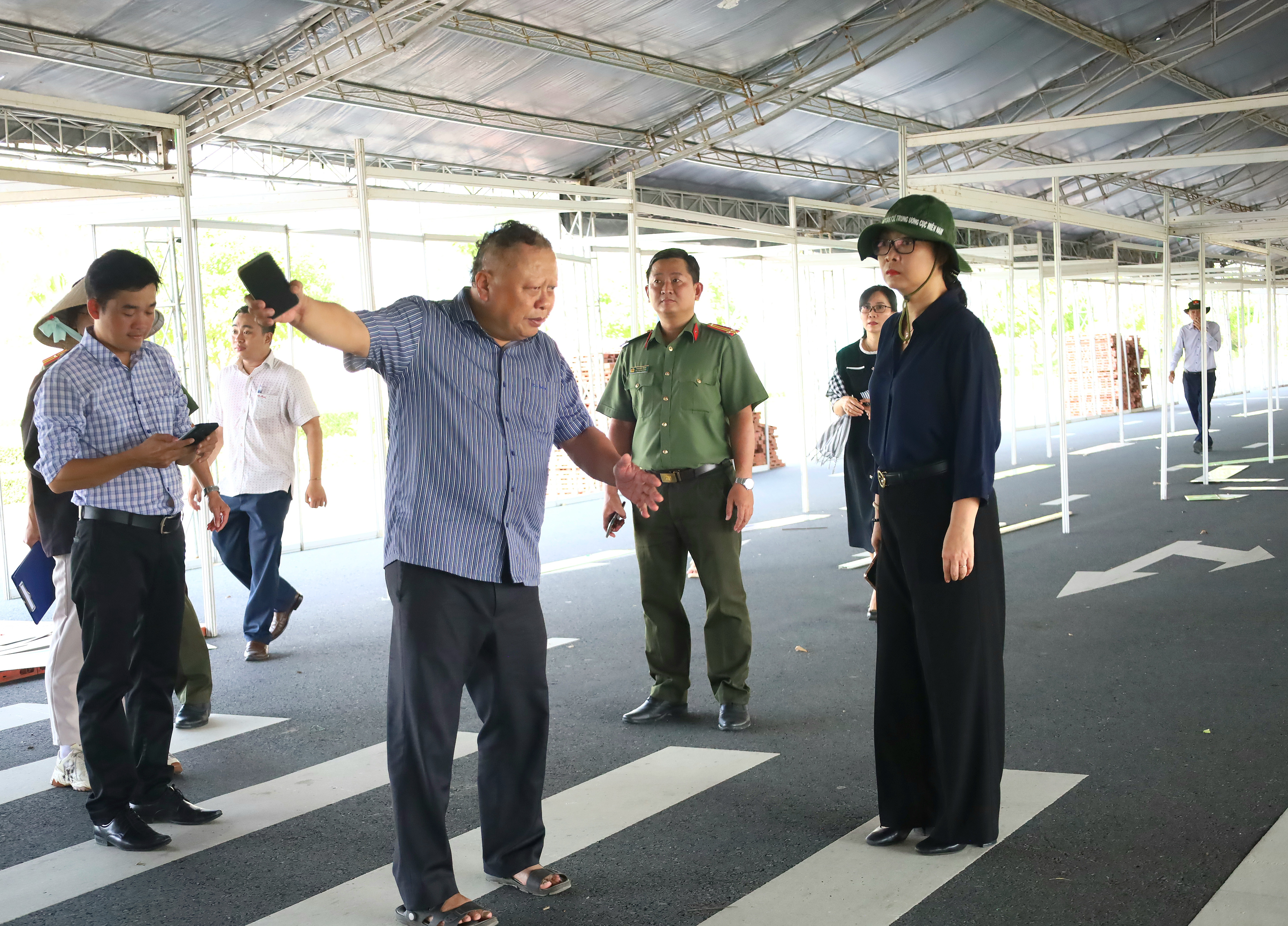 Bà Nguyễn Thị Quyên Thanh - Phó Chủ tịch UBND tỉnh Vĩnh Long kiểm tra, rà soát công tác tổ chức tại Không gian triển lãm nông nghiệp, sản phẩm nông nghiệp tiêu biểu, sản phẩm 0COP, sản phâm du lịch các tỉnh, thành vùng ĐBSCL.