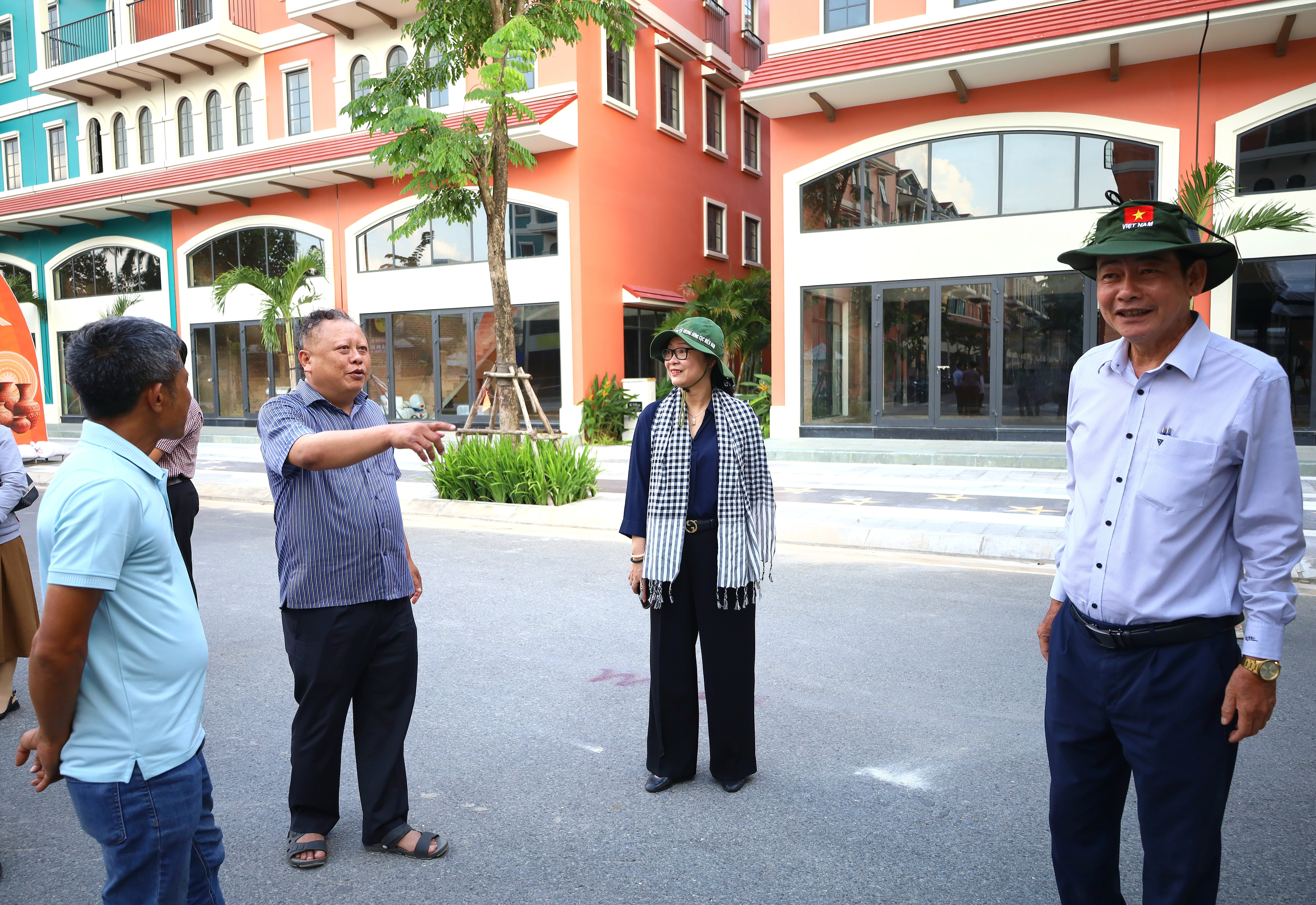 Bà Nguyễn Thị Quyên Thanh - Phó Chủ tịch UBND tỉnh Vĩnh Long kiểm tra, rà soát công tác tổ chức tại Khu vực tổ chức phố đi bộ T&T (Phường 3, TP Vĩnh Long).