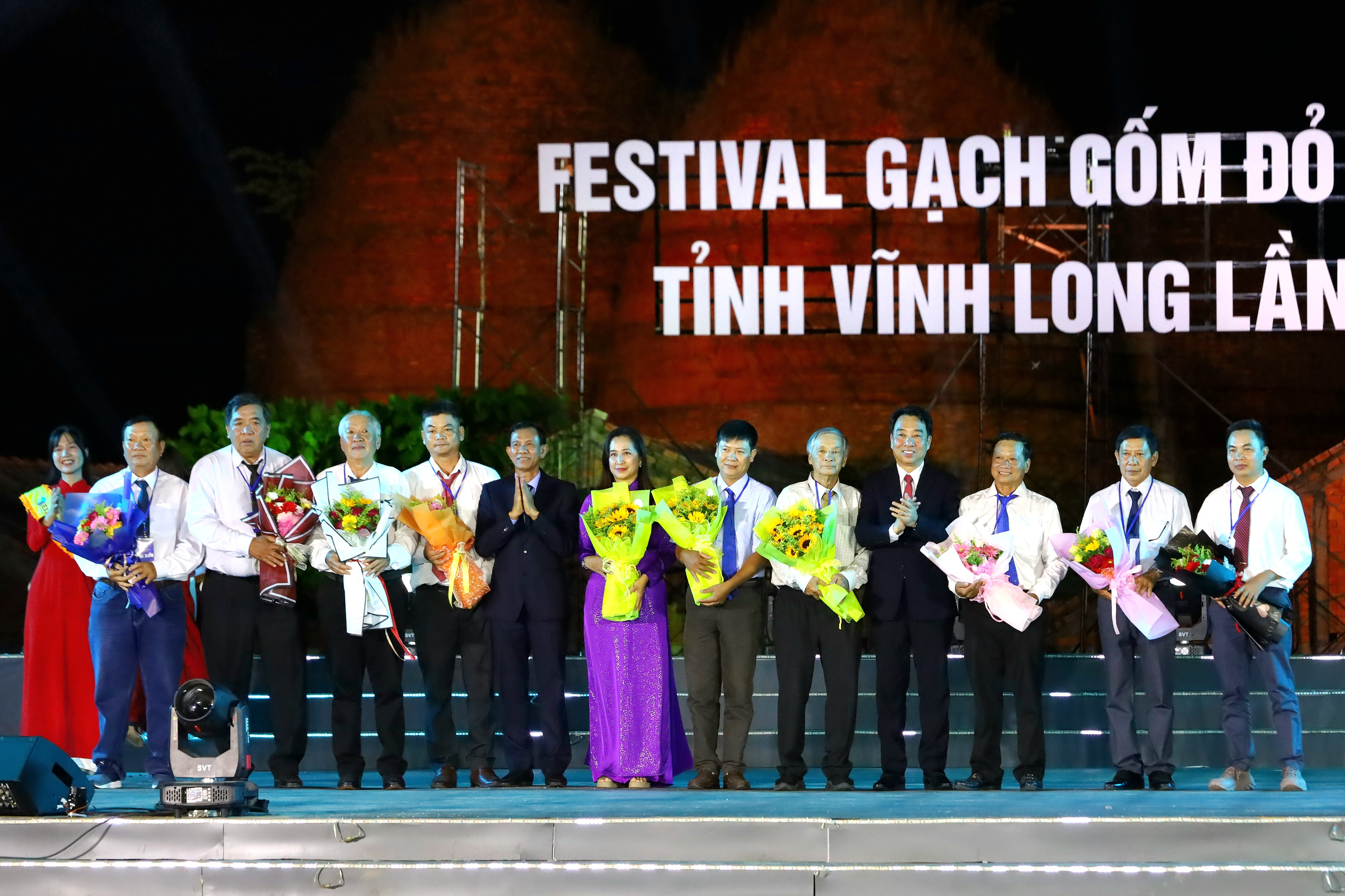 Tôn vinh các nghệ nhân Làng nghề sản xuất gạch, gốm Vĩnh Long.