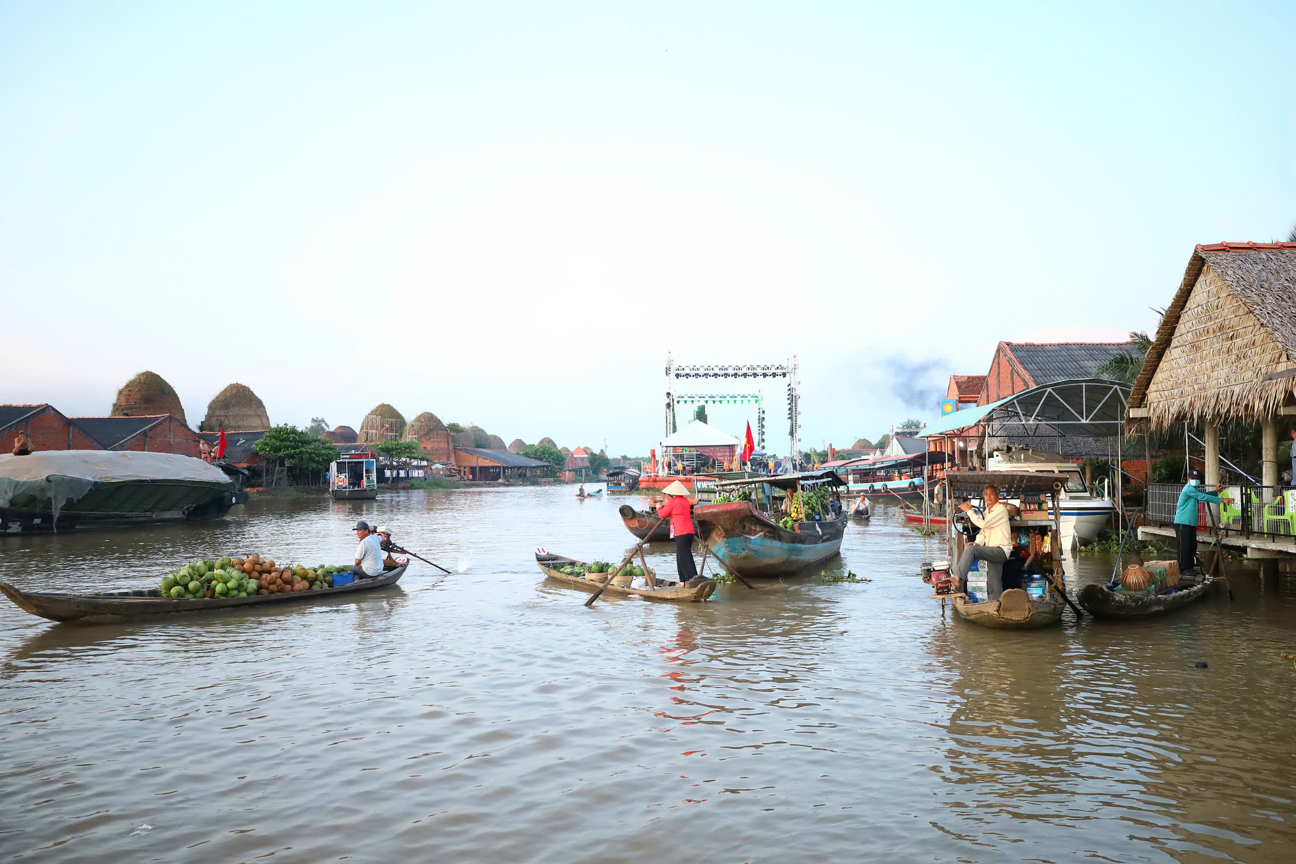 Không gian 'Trên bến dưới thuyền' tại Làng nghề sản xuất gạch, gốm kênh Thầy Cai, huyện Mang Thít, tỉnh Vĩnh Long.