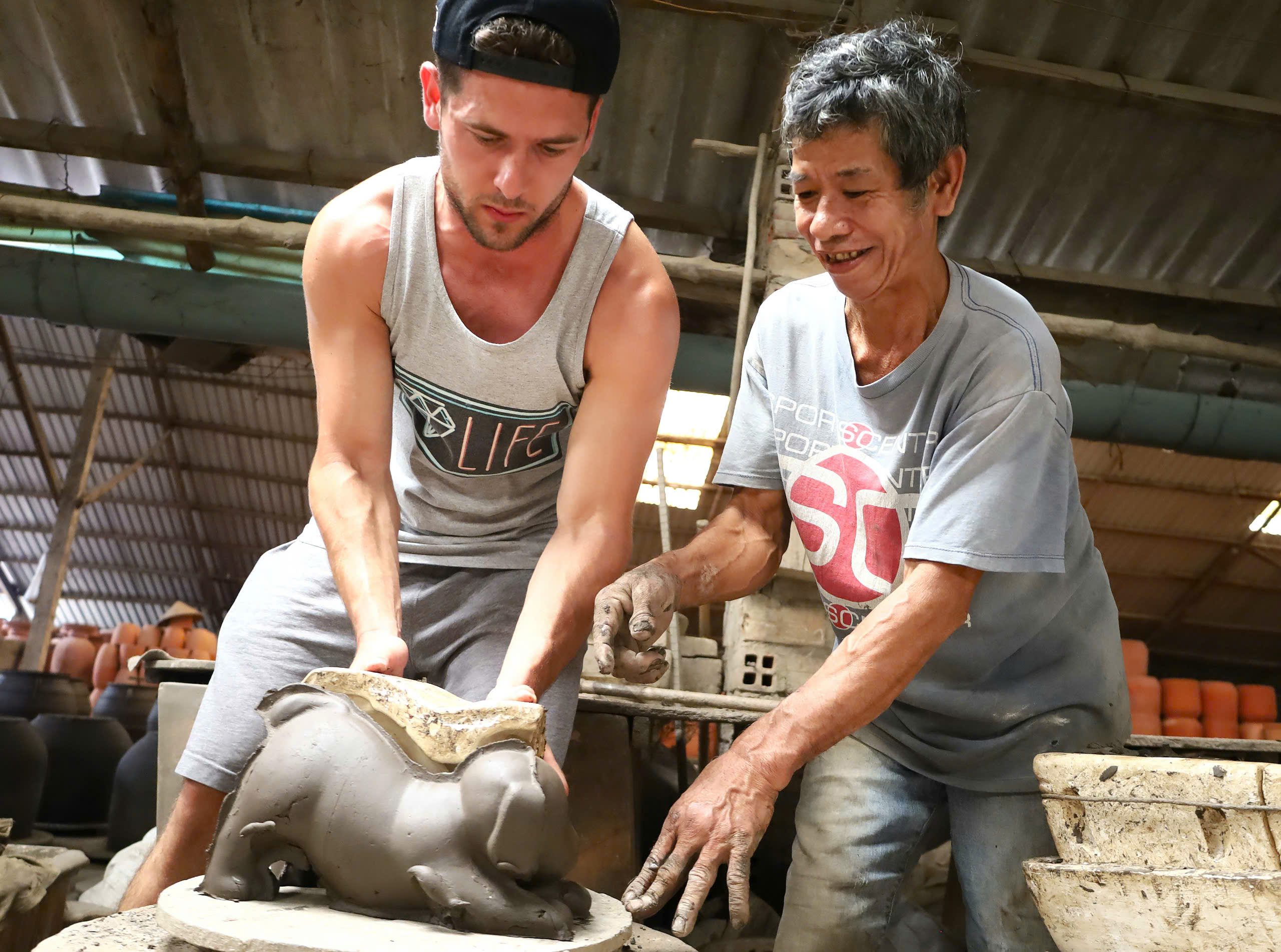 Khách nước ngoài thích thú trải nghiệm làm gốm.