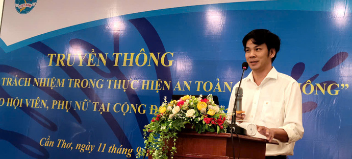 Ông Mai Minh Ngoan - Chánh văn phòng ban ATGT thành phố Cần Thơ tuyên truyền an toàn giao thông cho Hội Phụ nữ thành phố.