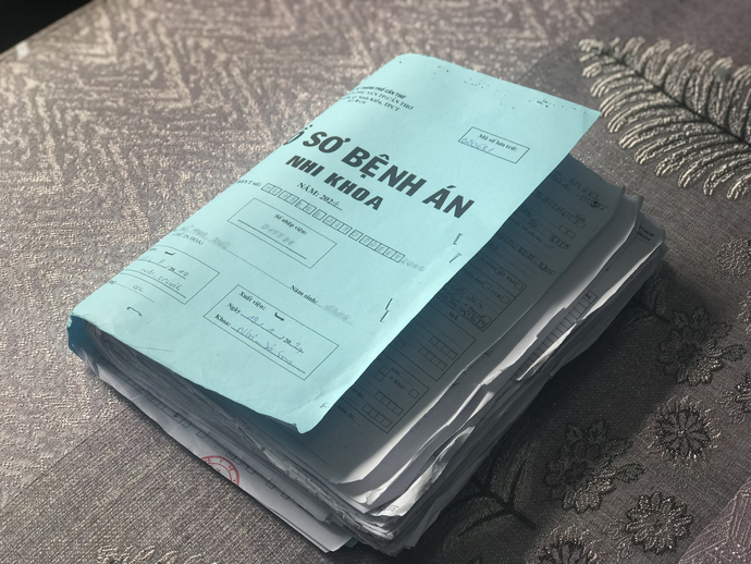 Hồ sơ bệnh án 'dày cộm' ghi lại hành trình 67 ngày điều trị tại Bệnh viện Phụ sản thành phố Cần Thơ