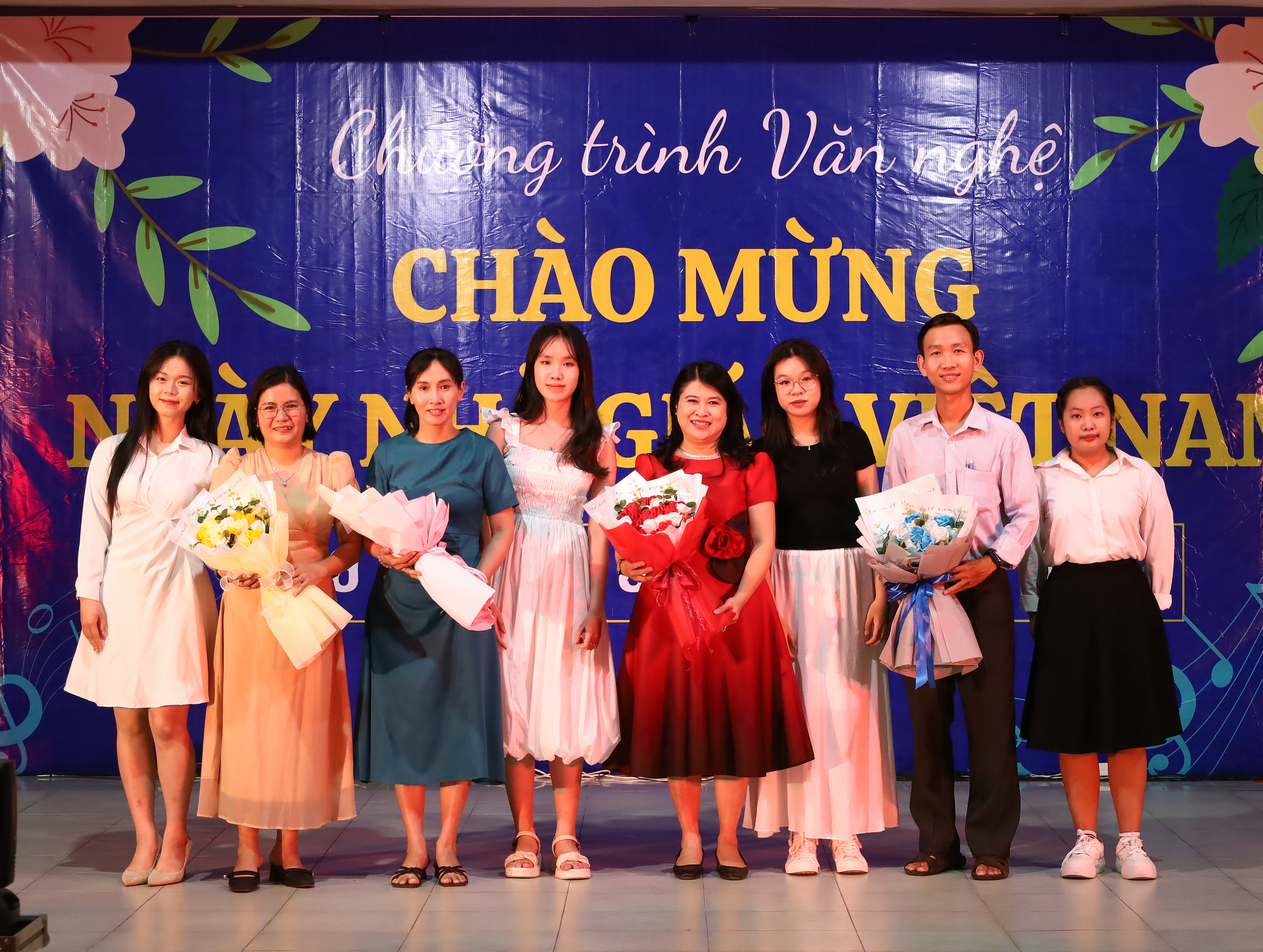 Các em học sinh tặng hoa tri ân thầy cô giáo nhân dịp Ngày Nhà giáo Việt Nam 20/11.