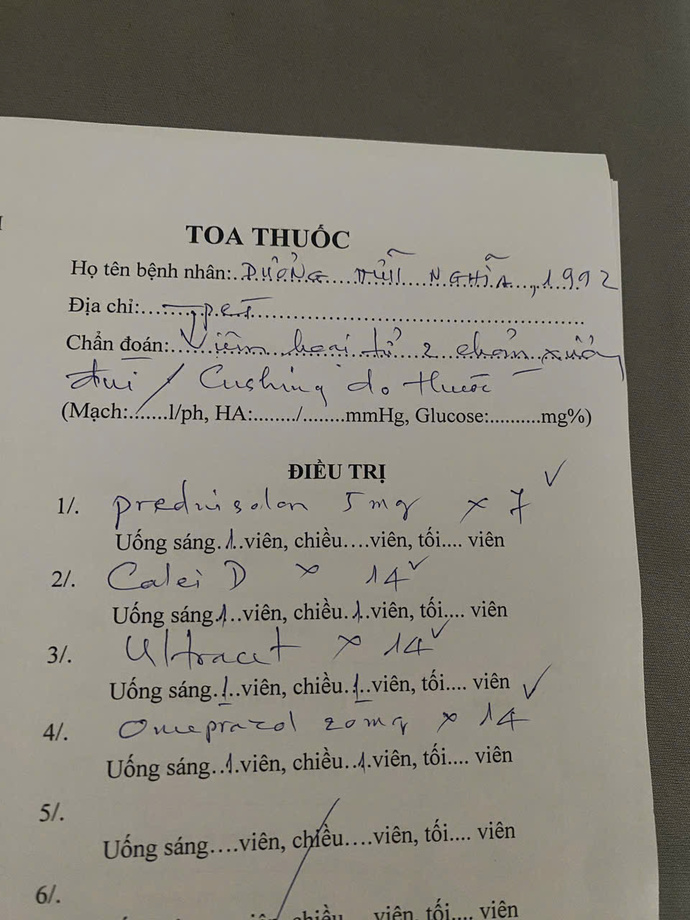 Chẩn đoán và toa thuốc của bác sĩ ở nhiều nơi đã điều trị cho anh Nghĩa.