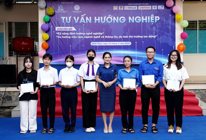 Đại diện Ngân hàng TMCP Quân Đội trao học bổng cho các em học sinh.