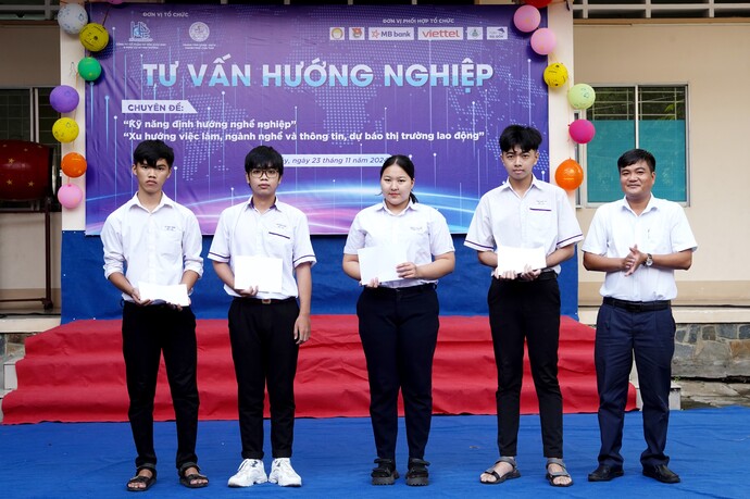 Đại diện Viettel Cần Thơ trao học bổng cho các em học sinh.