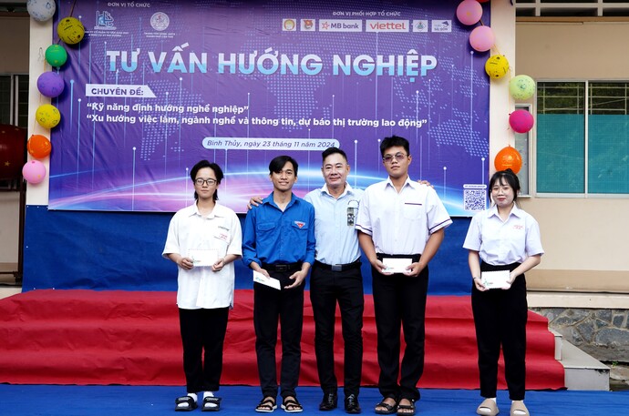 Ông Nguyễn Hữu Châu trao học bổng cho các em học sinh.