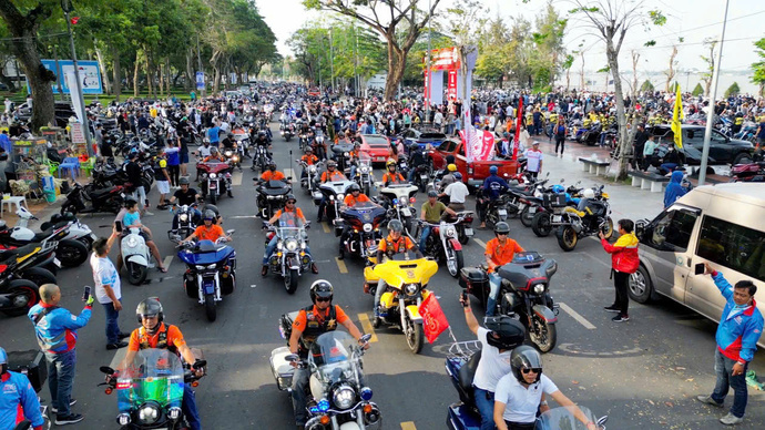 Các biker diễu hành qua các tuyến đường lớn, tạo nên không khí sôi động và mãn nhãn