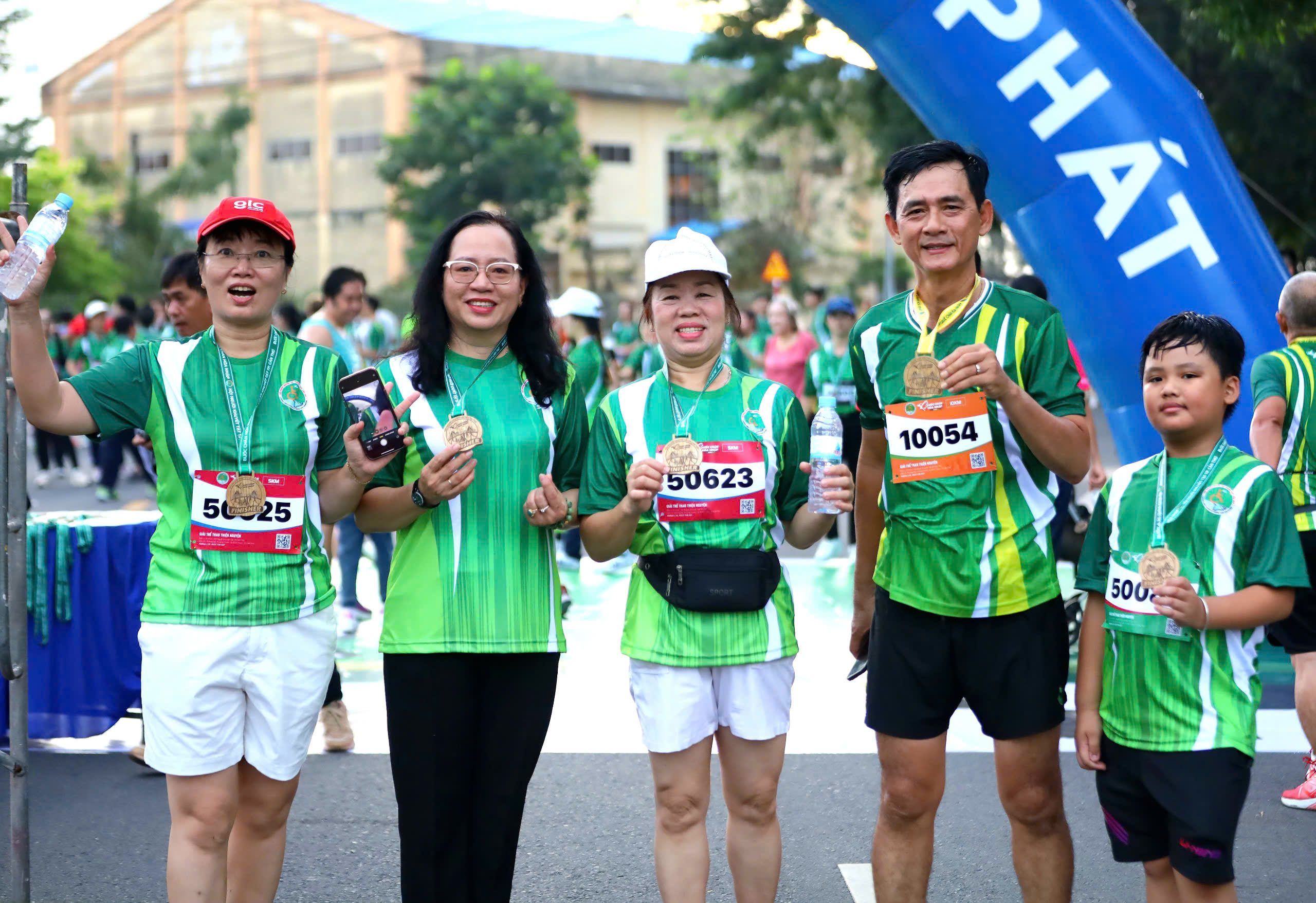 Bà Phan Thị Hồng Nhung (đứng giữa) - Nguyên Chủ tịch Ủy ban MTTQ Việt Nam TP. Cần Thơ và bà Nguyễn Thúy Hằng - Phó Chủ tịch Ủy ban MTTQ Việt Nam TP. Cần Thơ tham gia giải.