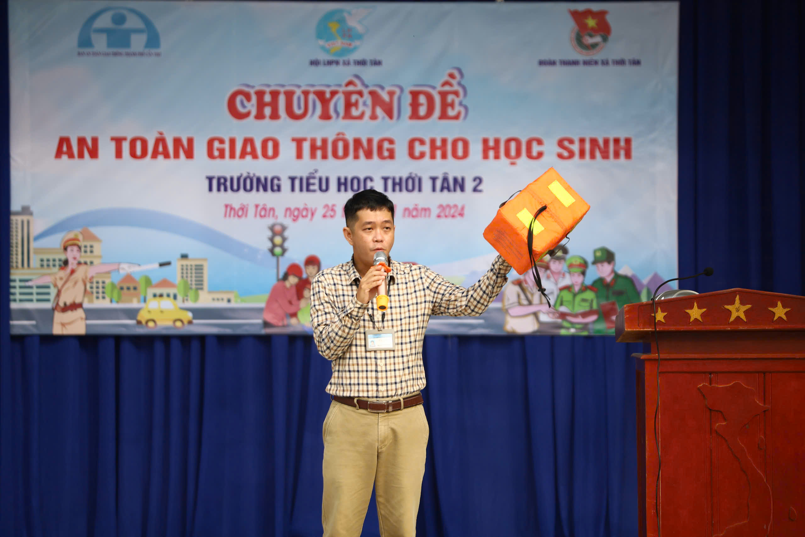 Ông Lê Tuấn Khải - Chuyên viên Văn phòng, Báo cáo viên Chuyên đề của Ban ATGT TP. Cần Thơ hướng dẫn học sinh, phụ huynh sử dụng dụng cụ nổi khi tham gia đường thủy.