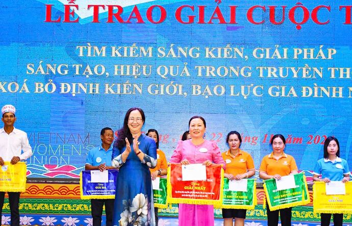 Trao giải cho các đội có thành tích cao tại cuộc thi