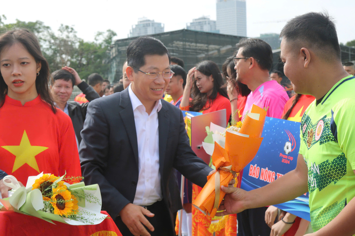 Ông Lưu Đình Phúc – Cục trưởng Cục Báo chí, Bộ Thông tin và Truyền thông tặng hoa cho đại diện các đội bóng