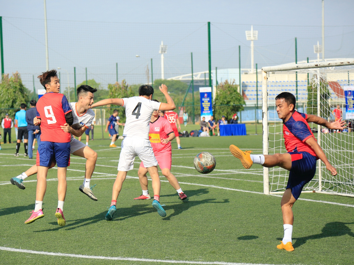 Pha cản phá bóng ngay trước khung thành của chân sút đến từ FC Đài Tiếng nói Việt Nam