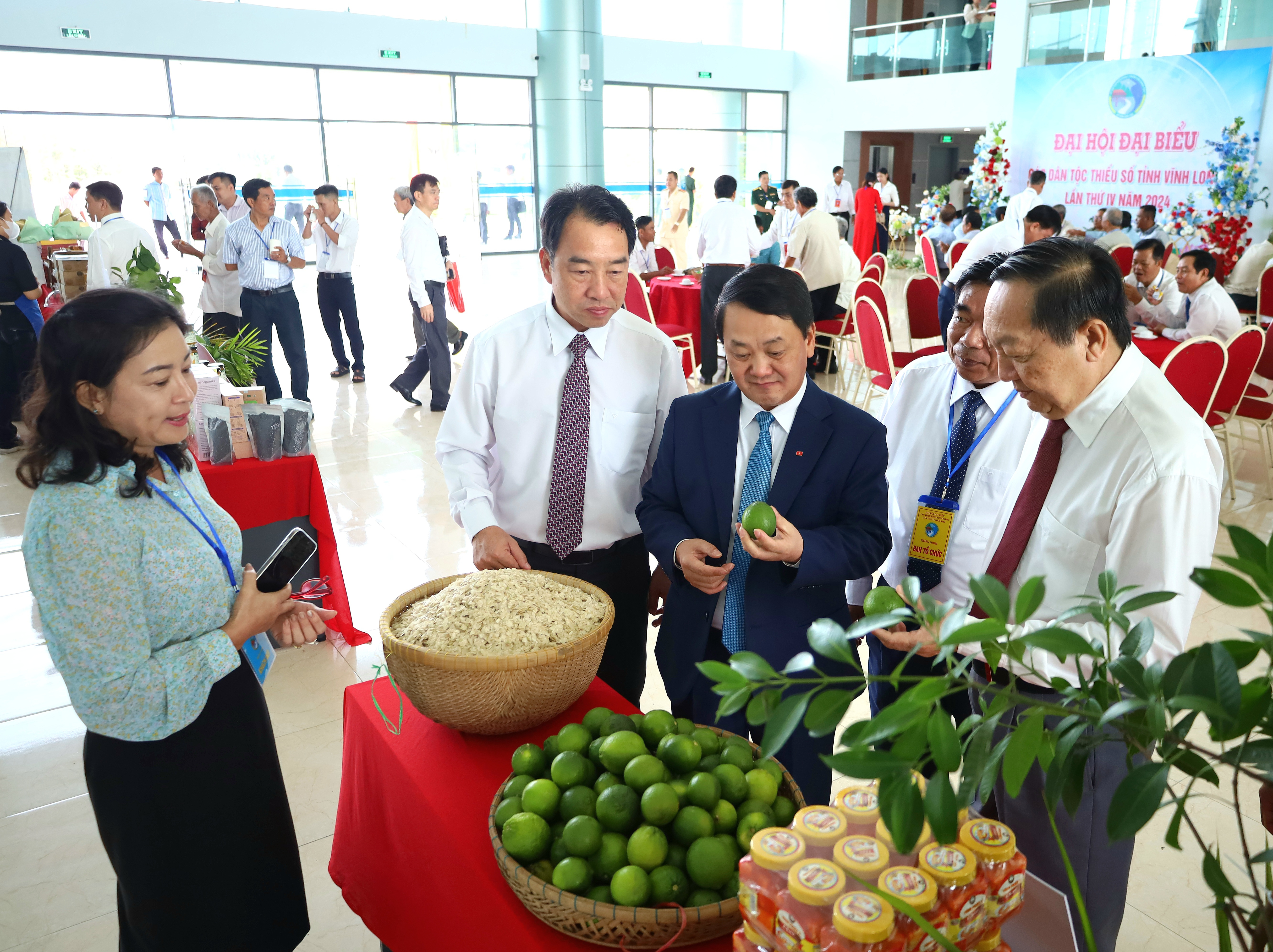 Bộ trưởng, Chủ nhiệm UBDT Hầu A Lềnh cùng các đại biểu tham quan gian hàng trái cây đặc sản của đồng bào các DTTS Thị xã Bình Minh trưng bày tại Đại hội.