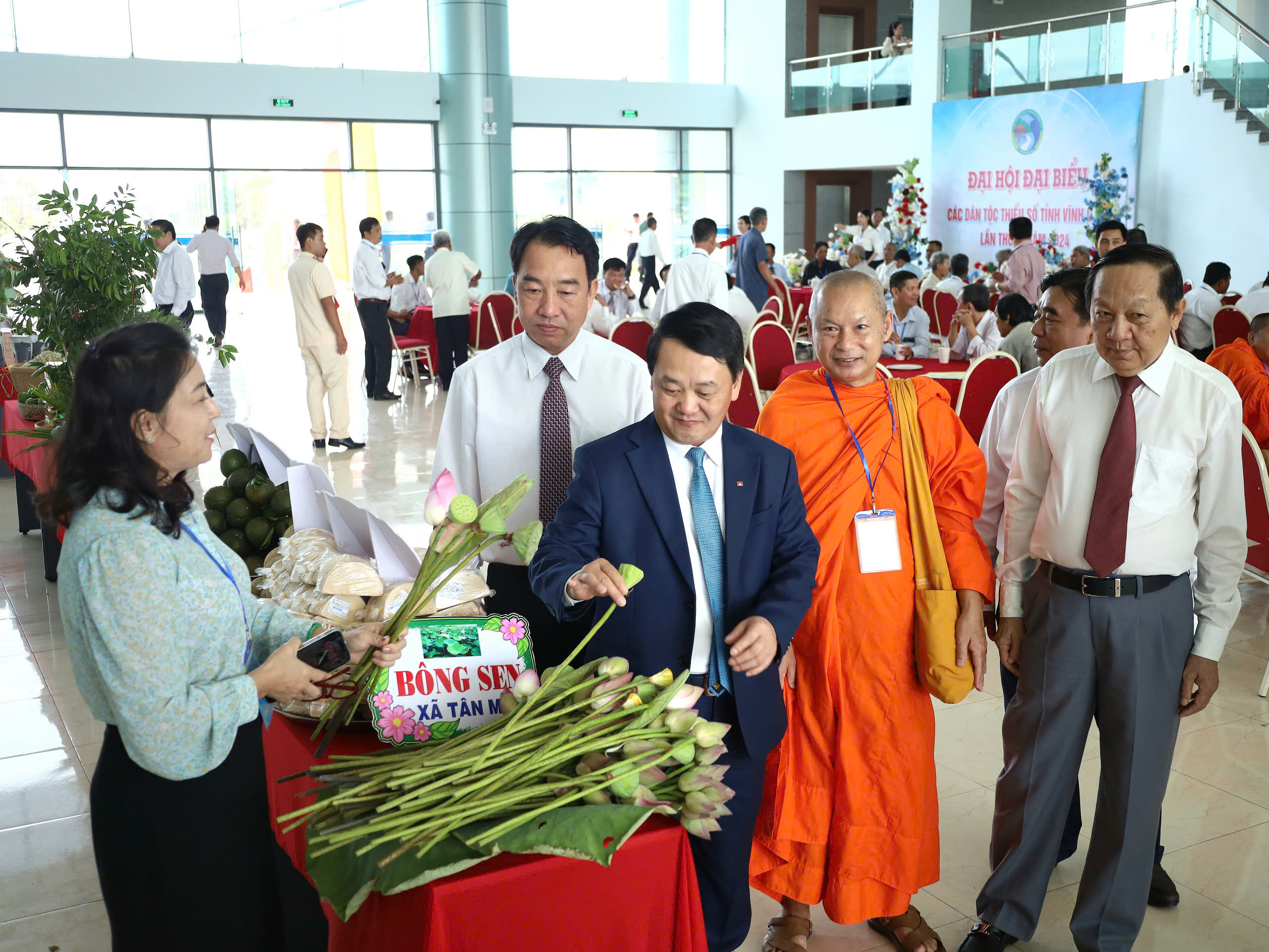 Bộ trưởng, Chủ nhiệm UBDT Hầu A Lềnh cùng các đại biểu tham quan sản phẩm từ sen, một loại cây đã giúp nhiều hộ gia đình đồng bào DTTS thoát nghèo.