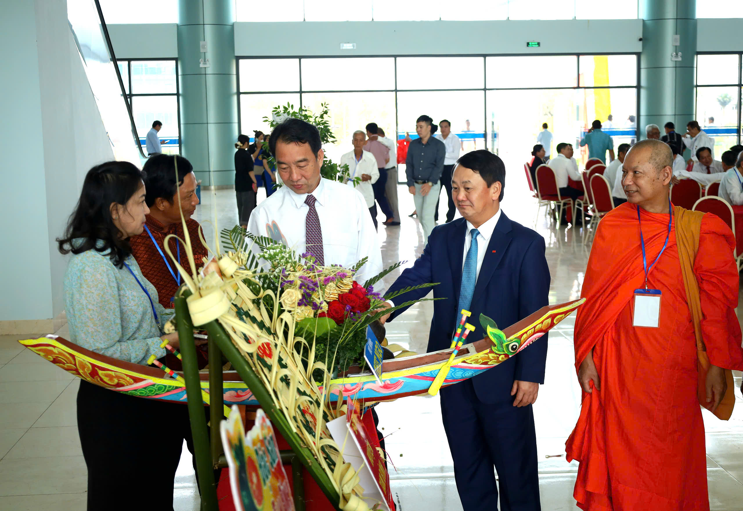 Bộ trưởng, Chủ nhiệm UBDT Hầu A Lềnh cùng các đại biểu tham quan mô hình ghe ngo của đơn vị huyện Tam Bình.