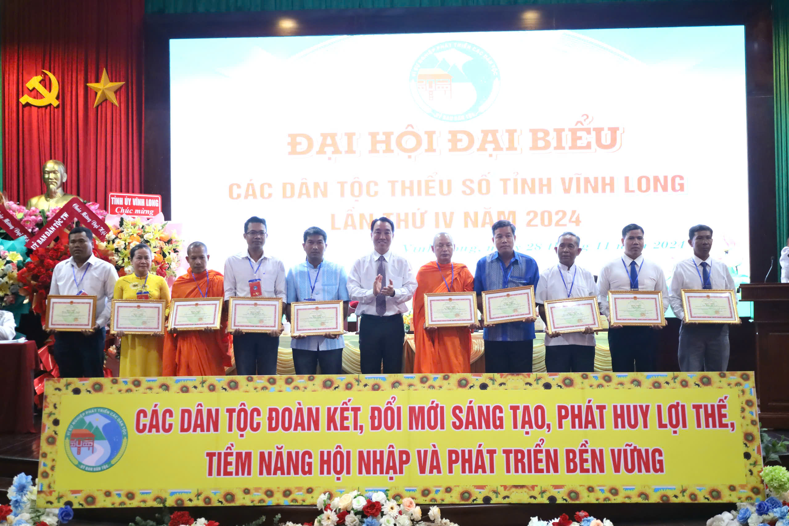 Ông Lữ Quang Ngời - Phó Bí thư Tỉnh ủy, Chủ tịch UBND tỉnh Vĩnh Long, Trưởng ban Chỉ đạo Đại hội trao Bằng khen đến các cá nhân.