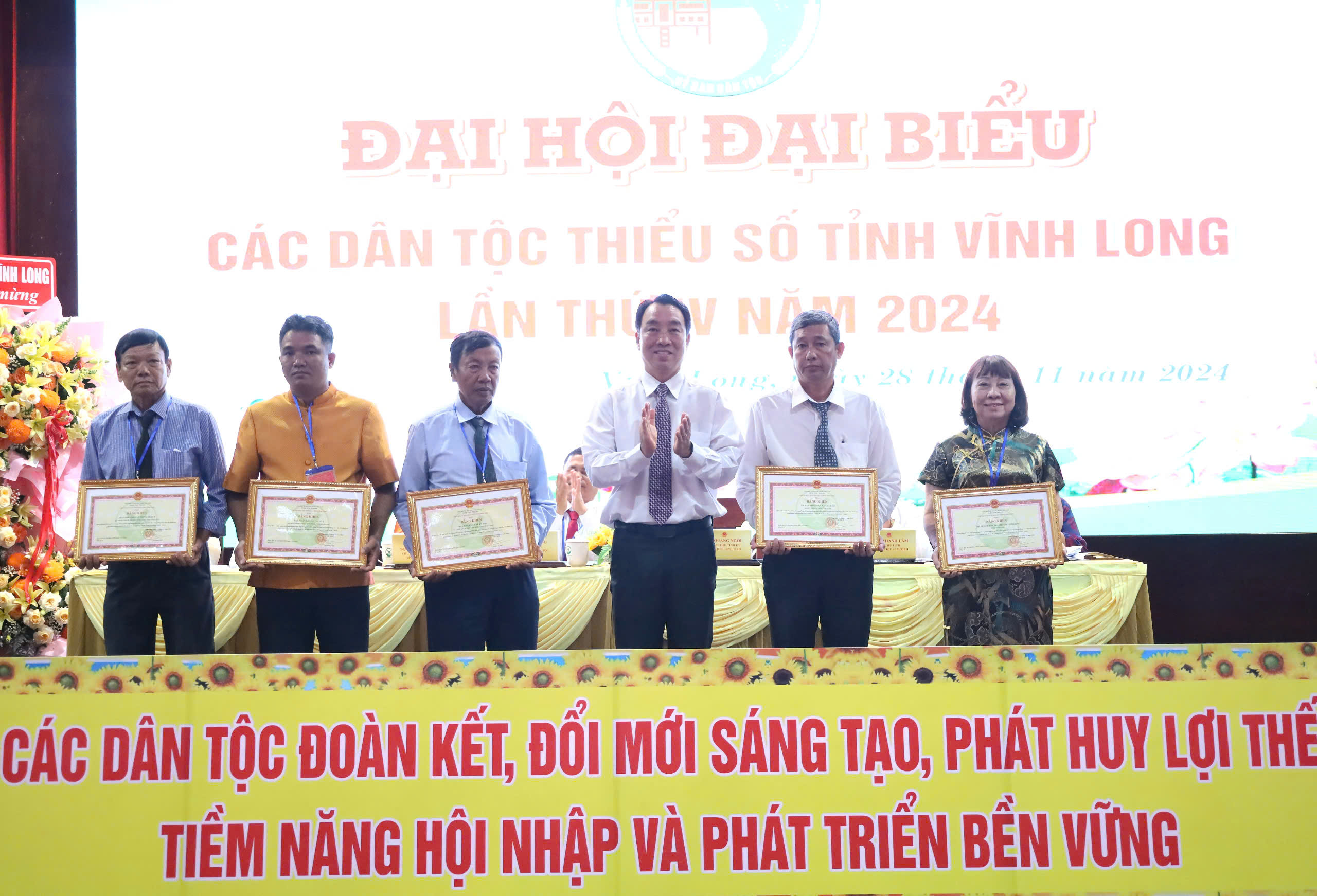 Ông Lữ Quang Ngời - Phó Bí thư Tỉnh ủy, Chủ tịch UBND tỉnh Vĩnh Long, Trưởng ban Chỉ đạo Đại hội trao Bằng khen đến các tập thể.