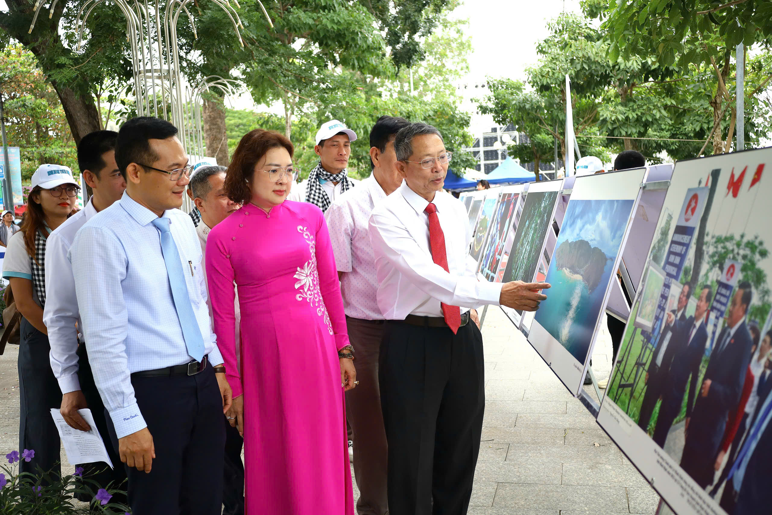 Từ phải qua: Ông Trần Văn Thanh – Giám đốc Sở Du lịch tỉnh Bình Định; bà Bùi Thị Ngọc Hiếu - Phó Giám đốc Sở Du lịch TP. Hồ Chí Minh và ông Nguyễn Minh Tuấn - Giám đốc Sở Văn hóa, Thể thao và Du lịch TP. Cần Thơ xem ảnh trưng bày.