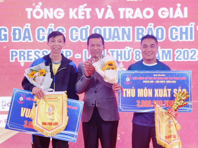 Ông Trương Thế Toàn - Phụ trách chuyên môn Press Cup 2024 trao cờ, hoa và phần thưởng cho thủ môn xuất sắc nhất và vua phá lưới.