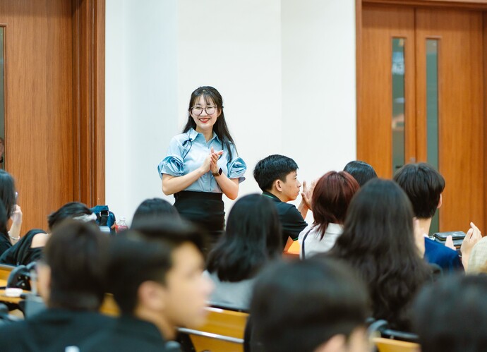 Cô Nguyễn Ngọc Châu - Trưởng Bộ môn Kinh tế và Pháp luật, Trưởng Ban tổ chức Phiên tòa giả định 2024 Trường THPT FPT Cần Thơ.