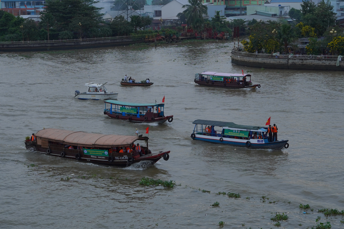 Các đoàn tàu của TP.HCM, TP Cần Thơ diễu hành trước giờ khai mạc.