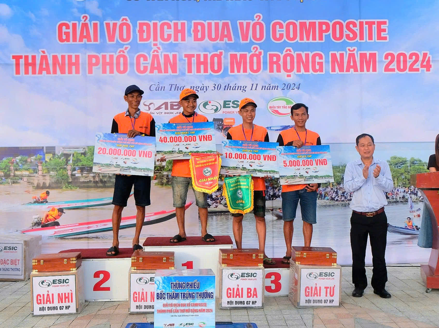 Ông Trương Công Quốc Việt - Phó Giám đốc Sở Văn hóa, Thể thao và Du lịch TP. Cần Thơ trao giải cho các vận động viên nội dung 7HP.