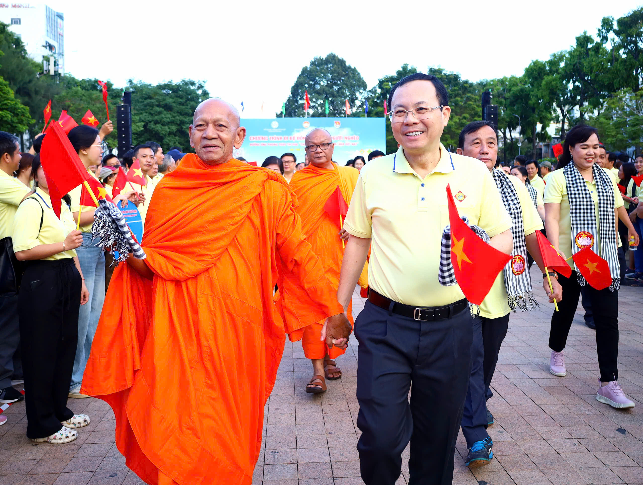 Ông Nguyễn Văn Hiếu - Ủy viên dự khuyết BCH Trung ương Đảng, Bí thư Thành ủy Cần Thơ tham gia đi bộ “Đồng hành vì người nghèo”.