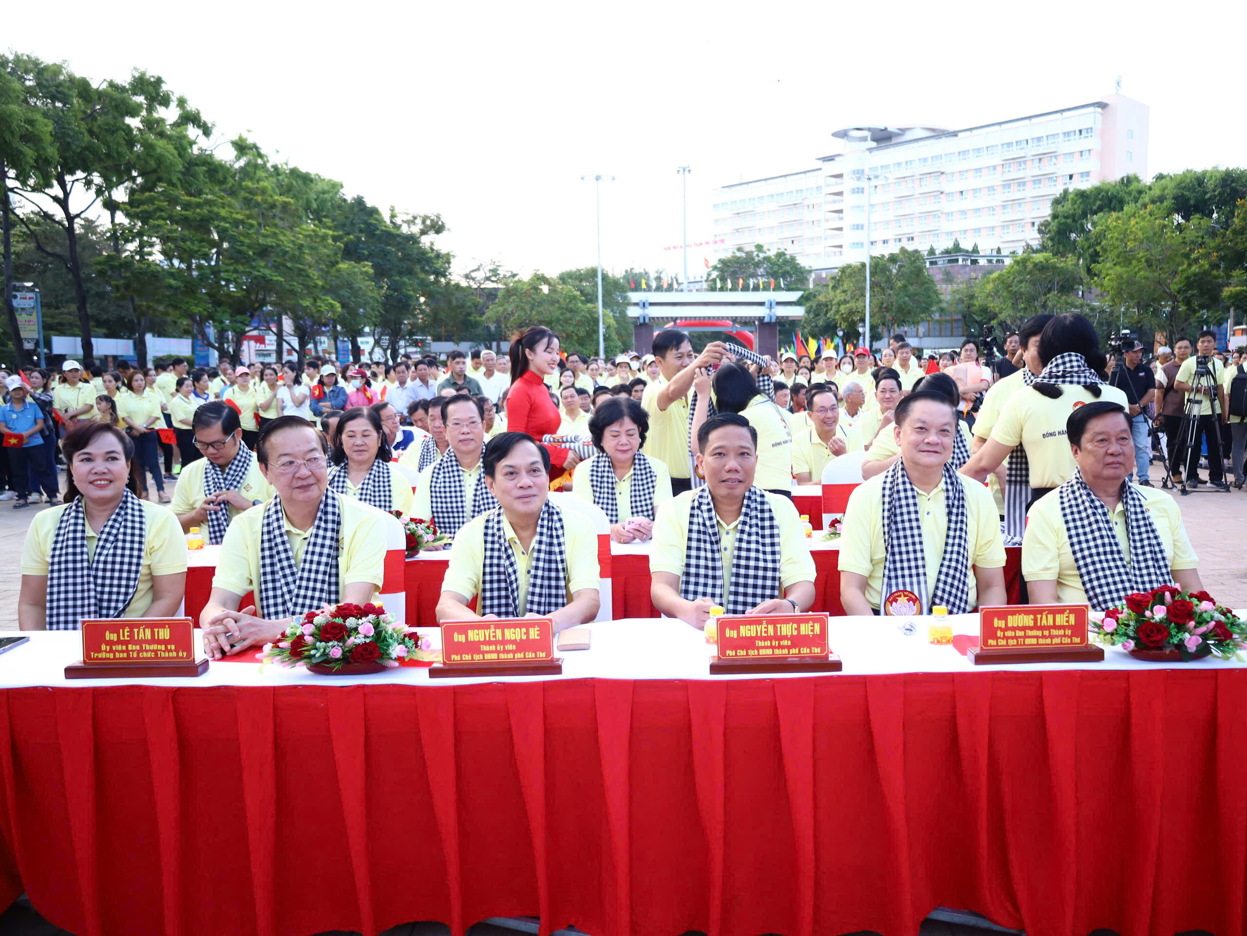 Các đại biểu tham dự lễ khai mạc chương trình đi bộ “Đồng hành vì người nghèo”.