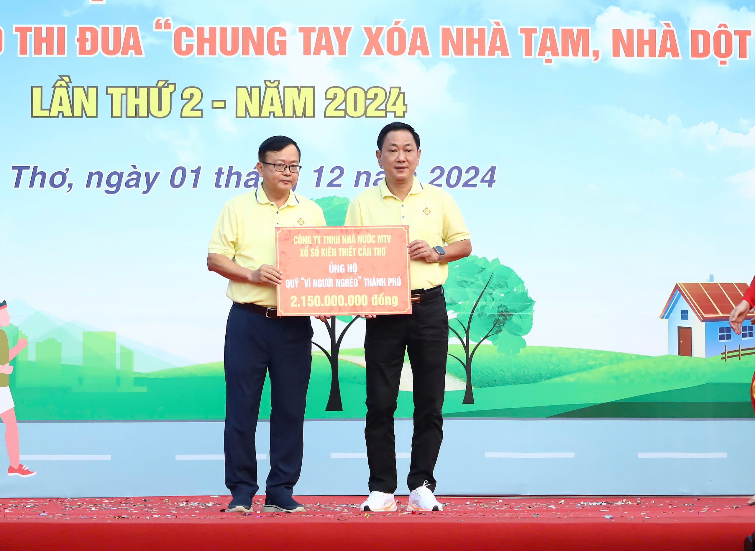 Ông Trần Minh Tâm - Chủ tịch Công ty TNHH nhà nước MTV XSKT Cần Thơ trao tiền ủng hộ Quỹ vì người nghèo.