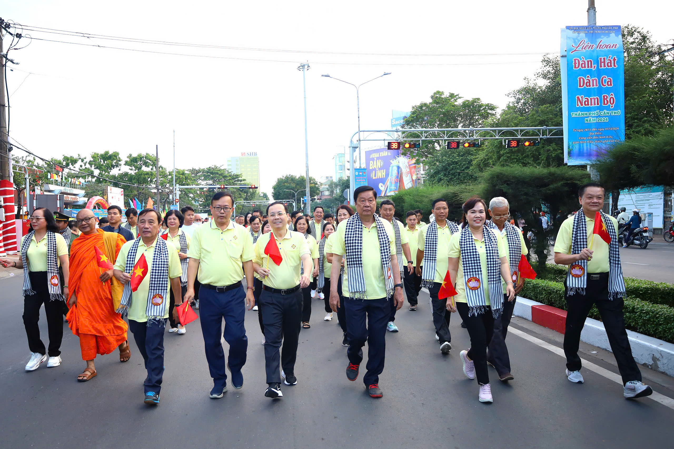 Lãnh đạo Thành ủy, UBND TP tham gia đi bộ “Đồng hành vì người nghèo”.