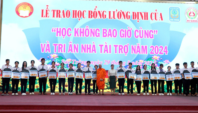 Trao học bổng Lương Định Của “Học không bao giờ cùng”. (Ảnh: Công ty TNHH MTV Xổ số kiến thiết Sóc Trăng)