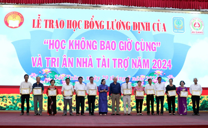 Lần đầu có 14 suất học bổng “Học không bao giờ cùng” được trao cho người lớn có tinh thần học tập tiêu biểu trong gia đình, dòng họ học tập trên địa bàn tỉnh Sóc Trăng. (Ảnh: Công ty TNHH MTV Xổ số kiến thiết Sóc Trăng)