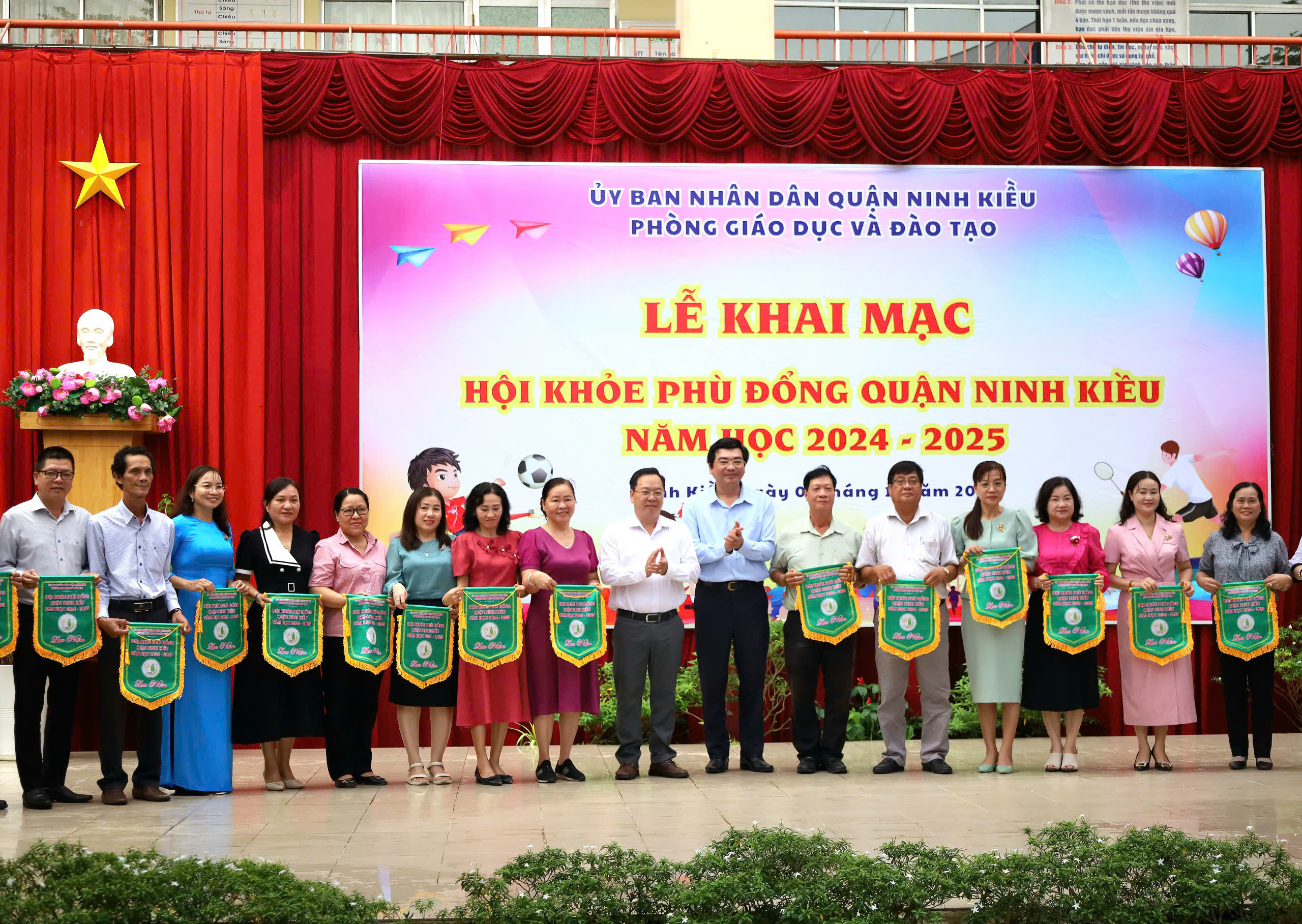 Ông Trần Thanh Bình - Giám đốc Sở Giáo dục và đào tạo TP. Cần Thơ và ông Nguyễn Ngọc Ánh – Phó Chủ tịch thường trực UBND quận Ninh Kiều trao cờ lưu niệm cho các đơn vị tham gia HKPĐ.