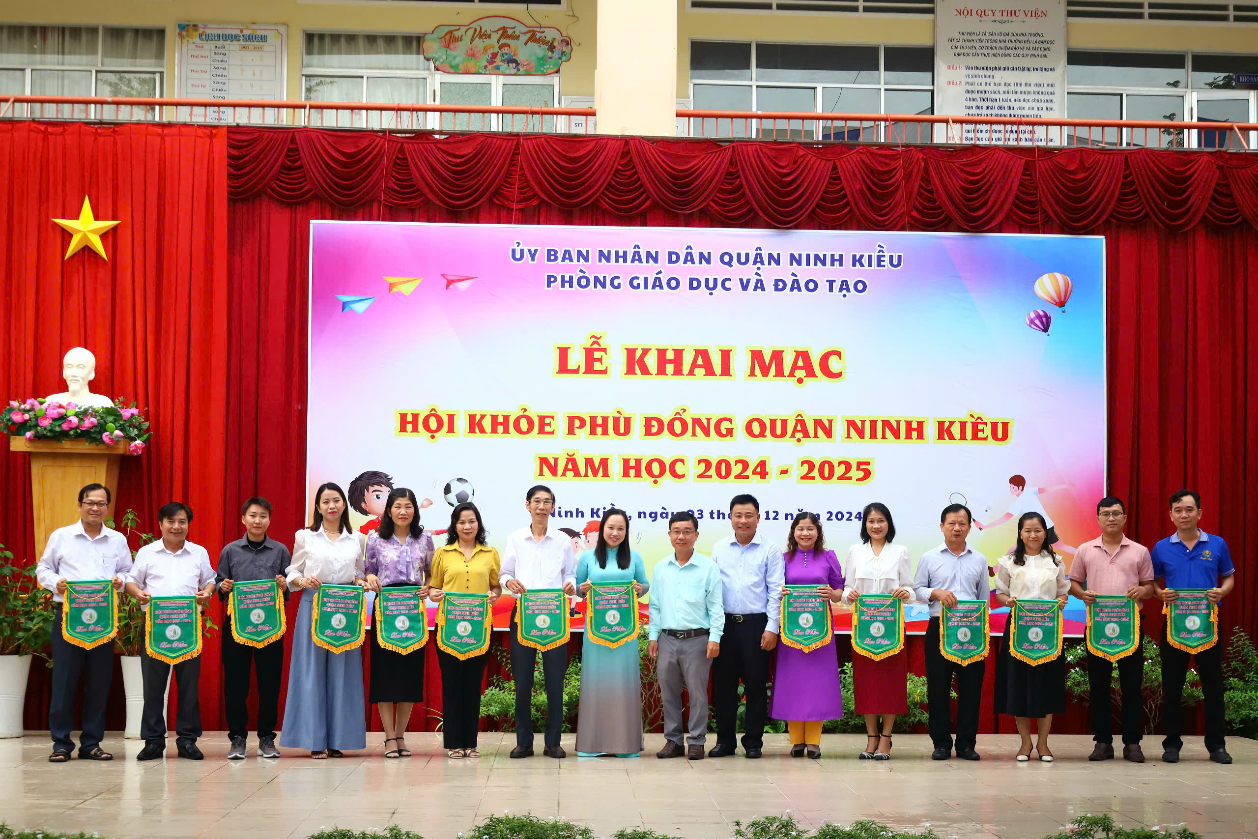 Ông Trần Tuấn Anh - Trưởng Ban Tuyên giáo Quận ủy Ninh Kiều và ông Trương Thế Bảo - Phó Trưởng phòng Giáo dục và Đào tạo quận Ninh Kiều trao cờ lưu niệm cho các đơn vị tham gia HKPĐ.