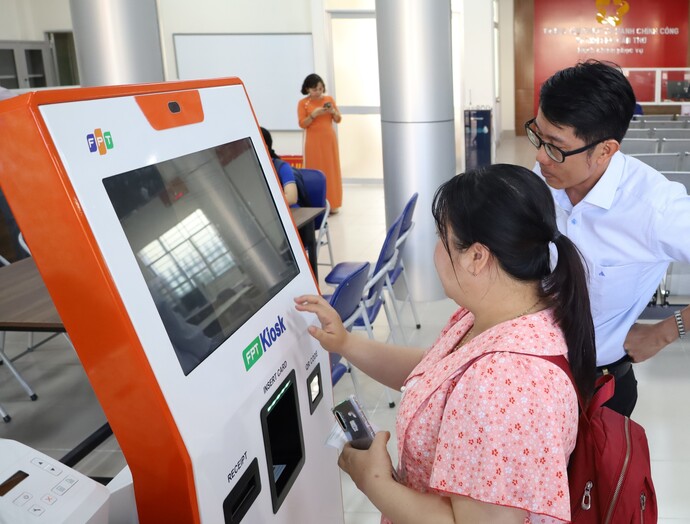 Ảnh minh họa. Trong ảnh: Người dân sử dụng thiết bị Smart Kiosk máy lấy số tự động thông minh tại Trung tâm Phục vụ hành chính công TP. Cần Thơ