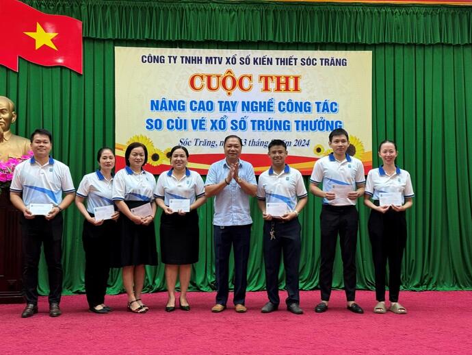 Trao giải cho các Đội thi đạt giải.