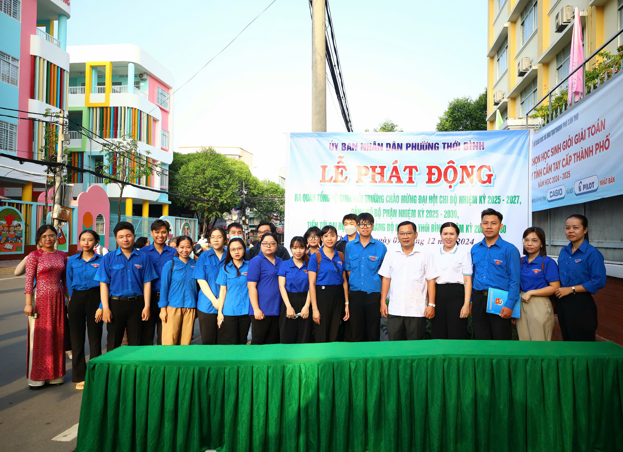 Lực lượng Đoàn thanh niên phường Thới Bình tham gia ra quân tổng vệ sinh môi trường, thực hiện tốt nếp sống văn hóa, văn minh đô thị.