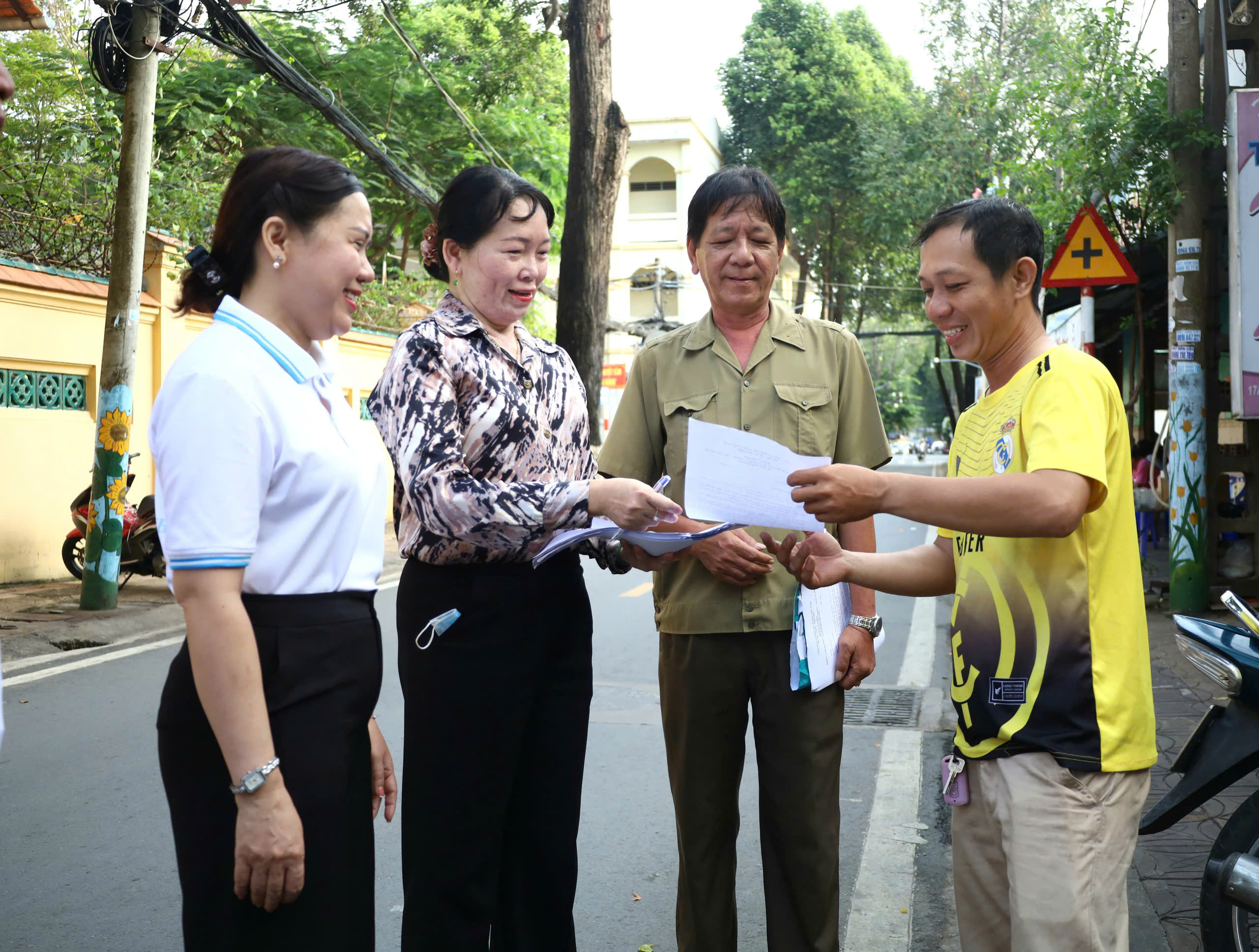 Bà Nguyễn Thị Hồng Nga – Chủ tịch UBND phường Thới Bình và khu vực tuyên truyền cho người dân địa phương.