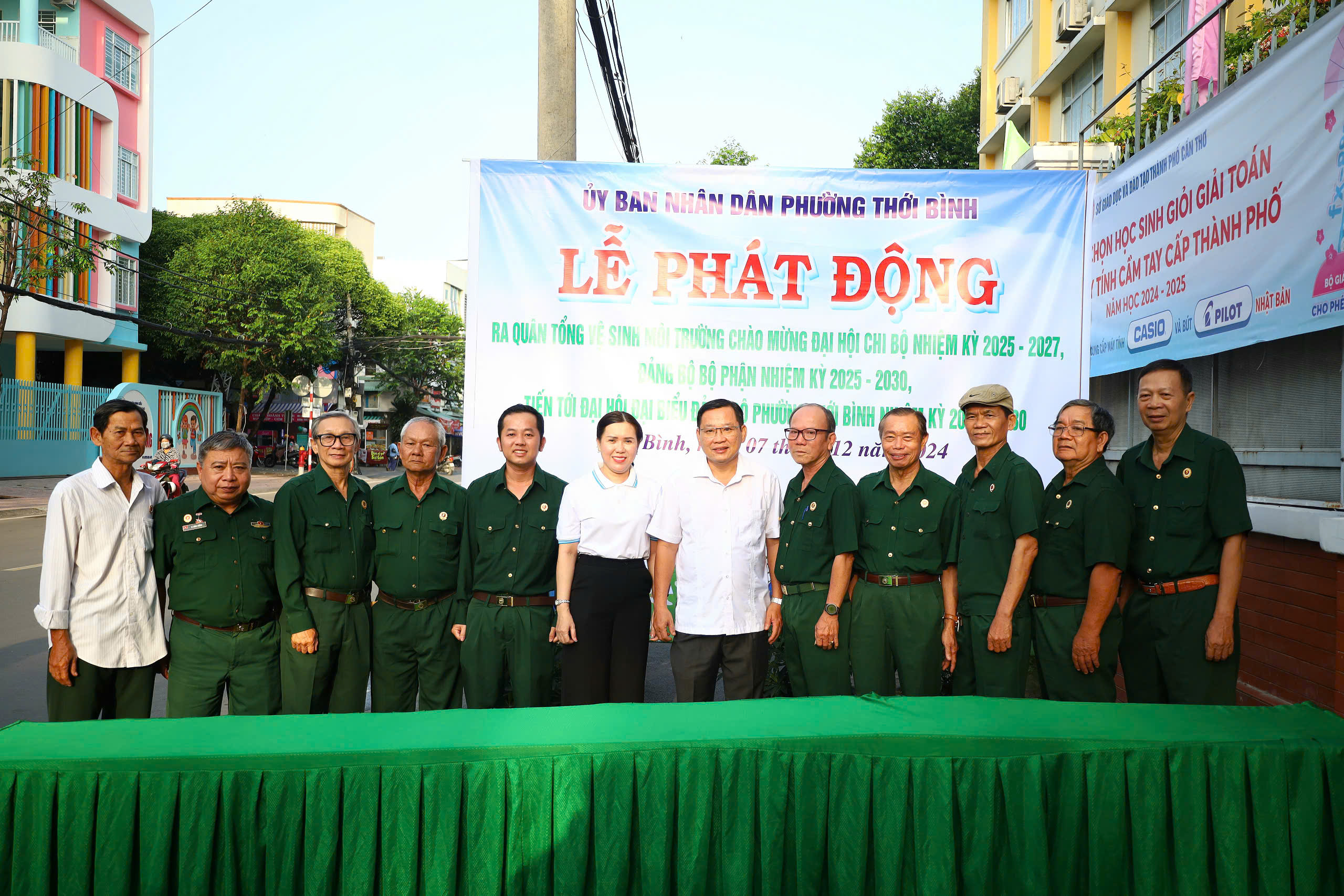 Hội Cựu chiến binh phường Thới Bình tham gia ra quân tổng vệ sinh môi trường, thực hiện tốt nếp sống văn hóa, văn minh đô thị.